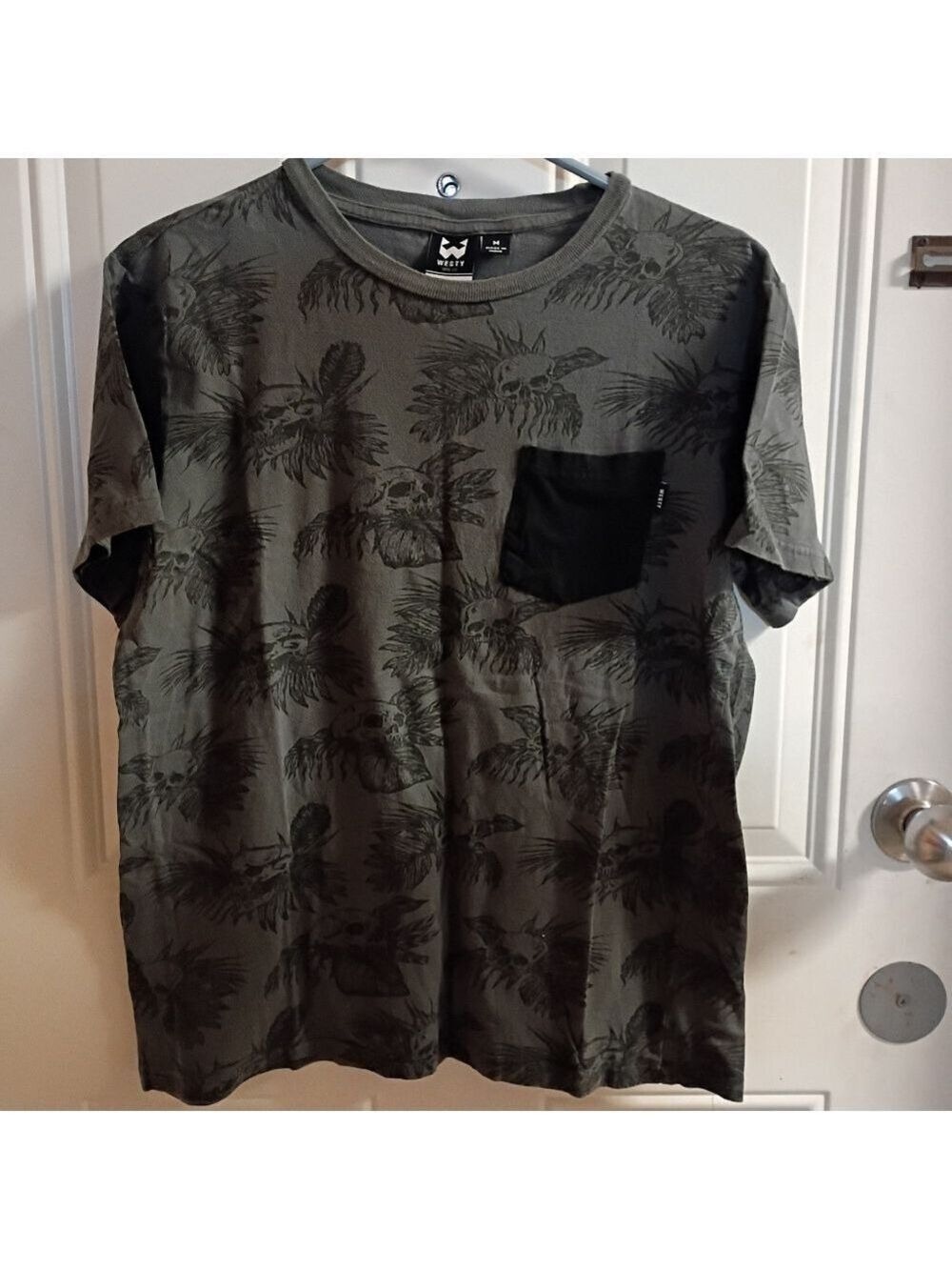 2/$10 Westy Size Medium Skull Palm Tree All Over Graphic Tee